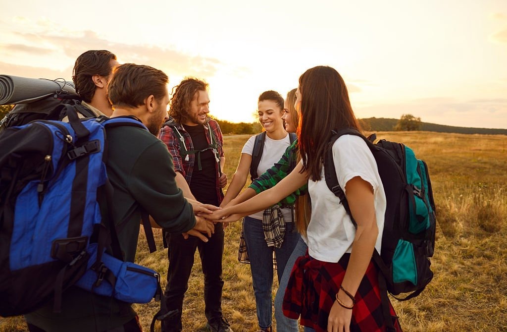 Grup Kampı, Kiminle Kampa Gidilir